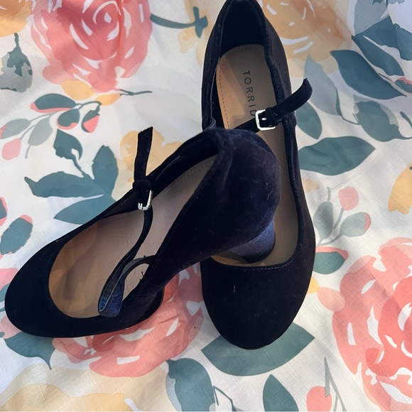Torrid Velvet Pumps Size 11 Wide Black - Picture 2 of 11